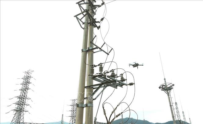 Sử dụng thiết bị bay (flycam) trong giám sát bảo trì, bảo dưỡng hệ thống điện ở trạm phân phối điện trung thế, trên địa bàn xã Trung Lộc, tỉnh Nghệ An. Ảnh: Vũ Sinh - TTXVN