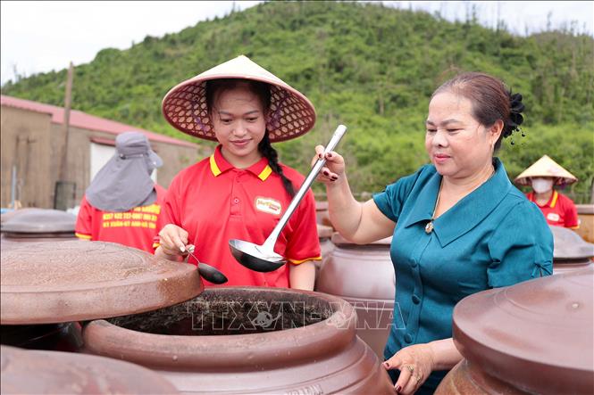 Sản phẩm nước mắm Phú Khương được ủ theo phương pháp truyền thống trong thời gian khoảng 2 năm. Ảnh: Hữu Quyết – TTXVN