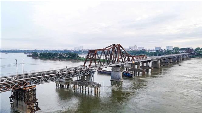 Sau hơn 2 tháng sửa chữa, cầu Long Biên (Hà Nội) đã cho xe máy, xe thô sơ và người đi bộ lưu thông trở lại cả hai chiều từ 0h ngày 28/5. Ảnh: Hoàng Hiếu - TTXVN