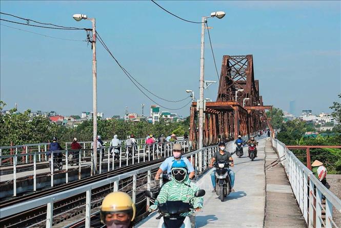 Sau hơn 2 tháng sửa chữa, cầu Long Biên (Hà Nội) đã cho xe máy, xe thô sơ và người đi bộ lưu thông trở lại cả hai chiều từ 0h ngày 28/5. Ảnh: Hoàng Hiếu - TTXVN