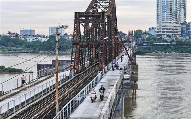 Sau hơn 2 tháng sửa chữa, cầu Long Biên (Hà Nội) đã cho xe máy, xe thô sơ và người đi bộ lưu thông trở lại cả hai chiều từ 0h ngày 28/5. Ảnh: Hoàng Hiếu - TTXVN