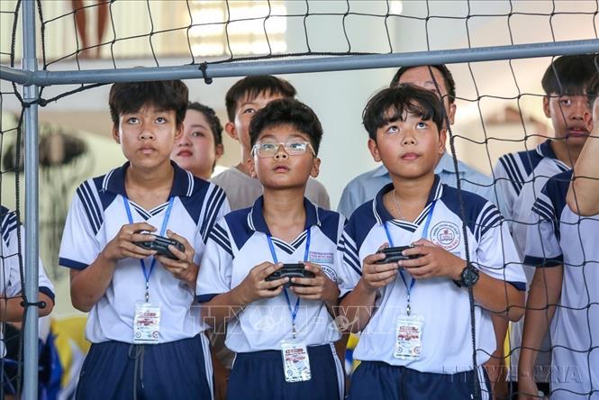 Học sinh tại Tây Ninh trực tiếp thao tác, làm quen với thiết bị công nghệ hiện đại trong hoạt động trải nghiệm chương trình giáo dục STEM do đơn vị Ichi Skill phối hợp cùng nhà trường triển khai, giúp học sinh nâng cao kỹ năng sử dụng công nghệ. Ảnh: Giang Phương - TTXVN