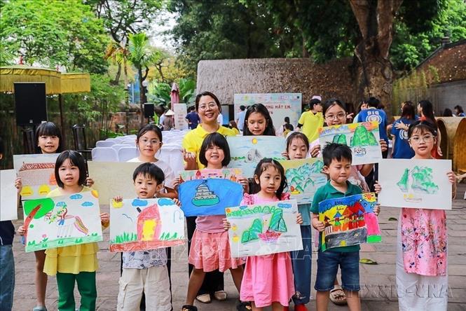 Thiếu nhi tham gia vẽ tranh tại Lễ phát động Cuộc thi Mỹ thuật Thiếu nhi Việt Nam 2026, với chủ đề “Di sản trong mắt em” do Xưởng Nghệ thuật ART TREE phối hợp cùng Trường Khoa học Liên ngành và Nghệ thuật – Đại học Quốc gia Hà Nội và Trung tâm Hoạt động văn hoá khoa học Văn Miếu – Quốc Tử Giám tổ chức. Ảnh: Khánh Hoà - TTXVN