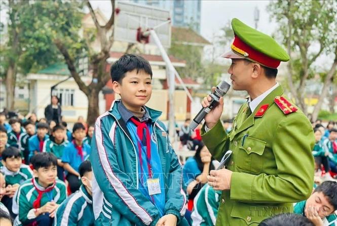 Công an Nghệ An triển khai đợt cao điểm tuyên truyền, giáo dục pháp luật về phòng chống pháo nổ cho học sinh trên địa bàn tỉnh. Sau các buổi tuyên truyền, học sinh không chỉ cam kết không vi phạm mà còn trở thành những 