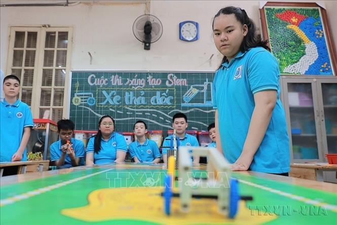 Phần thi xe thả dốc tại cuộc thi sáng tạo Stem “Xe thả dốc” do Trường tiểu học Bình Minh (Hà Nội) tổ chức. Ảnh: Lê Đông - TTXVN