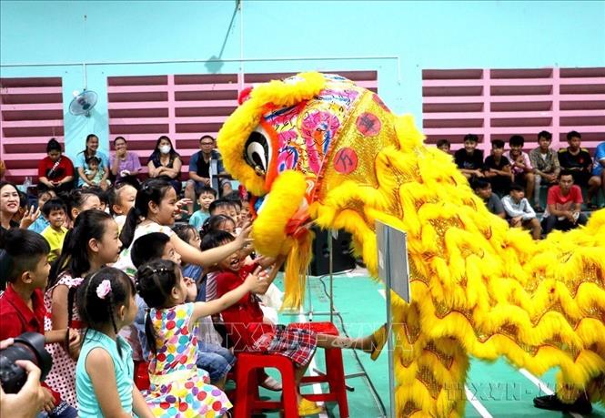 Thiếu nhi háo hức xem múa lân trong chương trình Đêm hội Trăng rằm cho Tỉnh Đoàn Vĩnh Long tổ chức. Ảnh: Lê Thúy Hằng - TTXVN