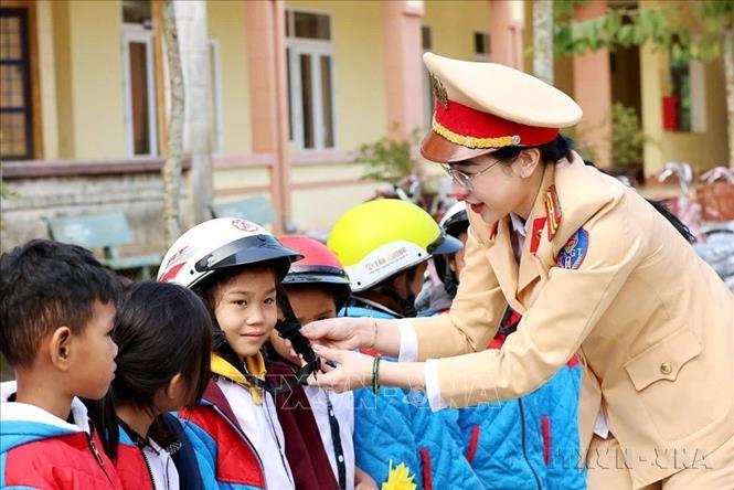 Hội Phụ nữ Phòng Cảnh sát giao thông Công an tỉnh Quảng Trị tặng mũ bảo hiểm cho học sinh trường Phổ thông Dân tộc bán trú Tiểu học Vĩnh Hà (xã Bến Quan) tại Ngày hội thiếu nhi với chủ đề “Sắc xuân tuổi thơ – Hương vị Tết Việt”. Ảnh: TTXVN 