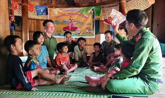Lực lượng Công an tổ chức các hoạt động vui Tết Trung thu cho trẻ em tại làng Aur (xã biên giới A Vương, thành phố Đà Nẵng). Ảnh: TTXVN phát