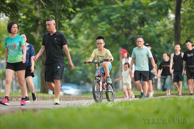 Thiếu nhi tập thể dục cùng gia đình tại Công viên Thống Nhất, điểm đến mỗi ngày của người dân Thủ đô để vui chơi, tập luyện. Ảnh: Lê Đông - TTXVN