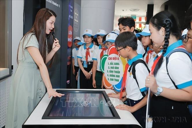 Trong khuôn khổ Đại hội cháu ngoan Bác Hồ toàn quốc lần thứ X – năm 2025, chiều 13/5/2025, 150 đại biểu thiếu nhi tiêu biểu đại diện cho 18 tỉnh, thành phố đến tham quan trải nghiệm tại Tập đoàn Công nghiệp – Viễn thông Quân đội Viettel. Ảnh: Minh Quyết - TTXVN