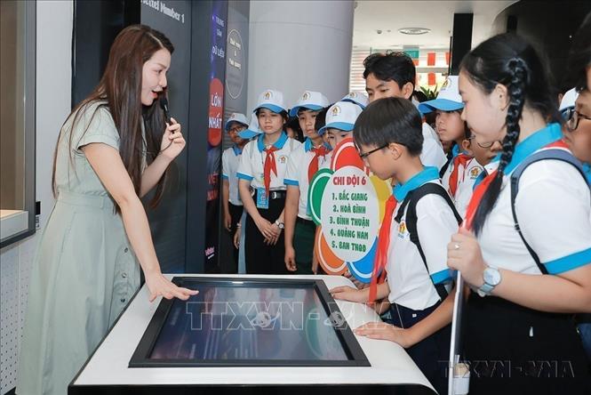 Trong khuôn khổ Đại hội cháu ngoan Bác Hồ toàn quốc lần thứ X – năm 2025, chiều 13/5/2025, 150 đại biểu thiếu nhi tiêu biểu đại diện cho 18 tỉnh, thành phố đến tham quan trải nghiệm tại Tập đoàn Công nghiệp – Viễn thông Quân đội Viettel. Ảnh: Minh Quyết - TTXVN