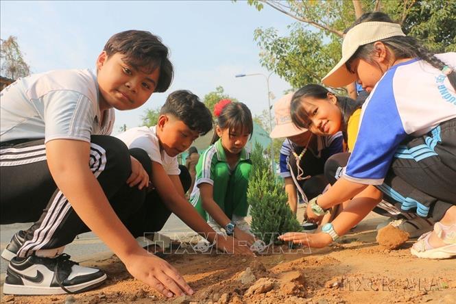 Trong khuôn khổ các hoạt động của Đại hội Cháu ngoan Bác Hồ tỉnh An Giang lần thứ XIV năm 2025, thiếu nhi An Giang trồng cây xanh, chung tay vẽ một Việt Nam xanh. Ảnh: Công Mạo-TTXVN