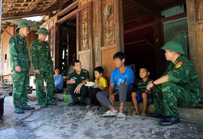 Cán bộ, chiến sỹ Đồn Biên phòng Làng Ho (Bộ đội Biên phòng Quảng Bình) tặng sách vở cho học sinh trên địa bàn đóng quân trong Chương trình “Nâng bước em tới trường” và Chương trình “Con nuôi Đồn Biên phòng” thuộc các vùng miền núi, biên giới (2024). Ảnh: Tá Chuyên - TTXVN