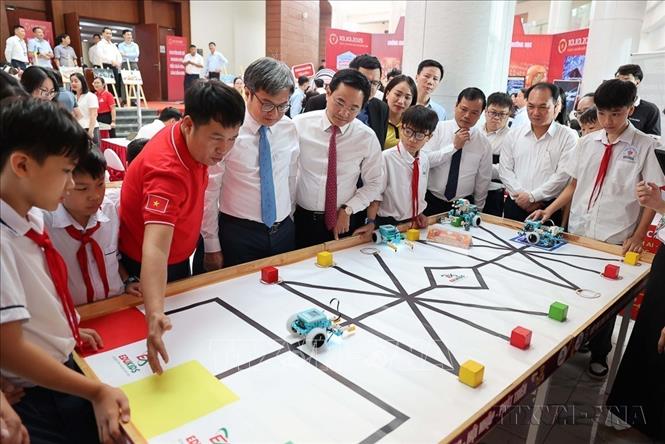 Các đại biểu và học sinh trên địa bàn xã Đông Anh tham quan không gian trải nghiệm chuyển đổi số tại Lễ phát động phong trào Học tập số toàn dân với chủ đề “Gần dân hơn - Nhanh hơn - Hiệu quả hơn”, hưởng ứng Ngày chuyển đổi số quốc gia và Ngày chuyển đổi số thành phố Hà Nội năm 2025.  Ảnh: Vũ Quang - TTXVN
