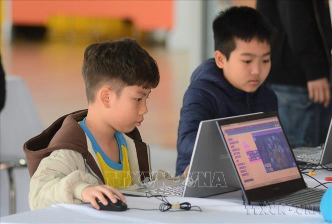 Học sinh Trường Tiểu học và Trung học cơ sở FPT Đà Nẵng trải nghiệm không gian công nghệ tại hội thảo “Ứng dụng AI trong việc học tập của con”. Ảnh: Văn Dũng-TTXVN