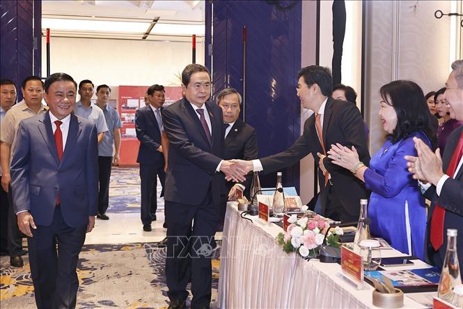Chủ tịch Quốc hội Trần Thanh Mẫn và Thường trực Ban Bí thư Trần Cẩm Tú với đại biểu. Ảnh: Doãn Tấn - TTXVN