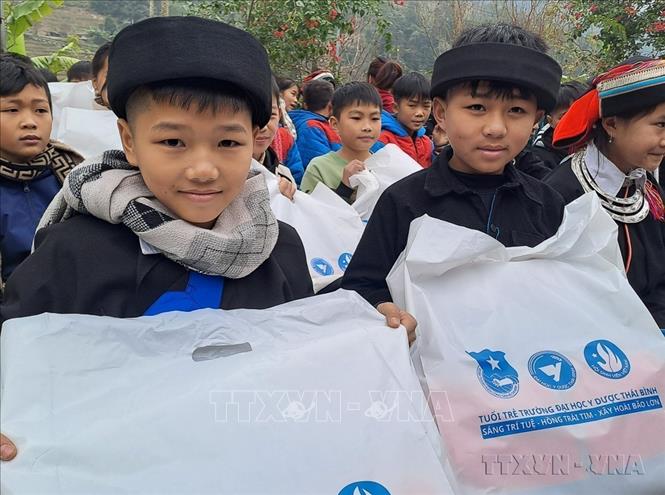 Trường Đại học Y dược Thái Bình trao quà cho học sinh xã biên giới Xín Chải (Vị Xuyên, Hà Giang). Ảnh: Đức Thọ - TTXVN.