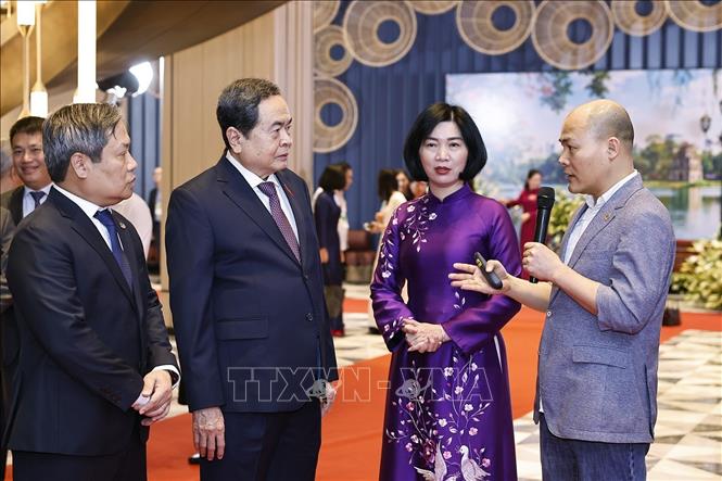 Chủ tịch Quốc hội Trần Thanh Mẫn nghe các đại biểu thuyết trình bên lề hội nghị. Ảnh: Doãn Tấn - TTXVN