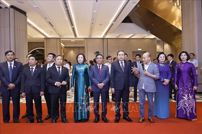 Chủ tịch Quốc hội Trần Thanh Mẫn và đại biểu nghe thuyết trình về đổi mới hoạt động của Hội đồng nhân dân TP Hà Nội. Ảnh: Doãn Tấn - TTXVN