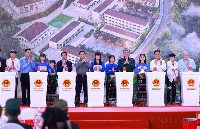 Thủ tướng Phạm Minh Chính và các đại biểu khởi công điểm Trường nội trú liên cấp Tiểu học và Trung học cơ sở xã Yên Khương, tỉnh Thanh Hóa (9/11/2025). Ảnh: Dương Giang-TTXVN