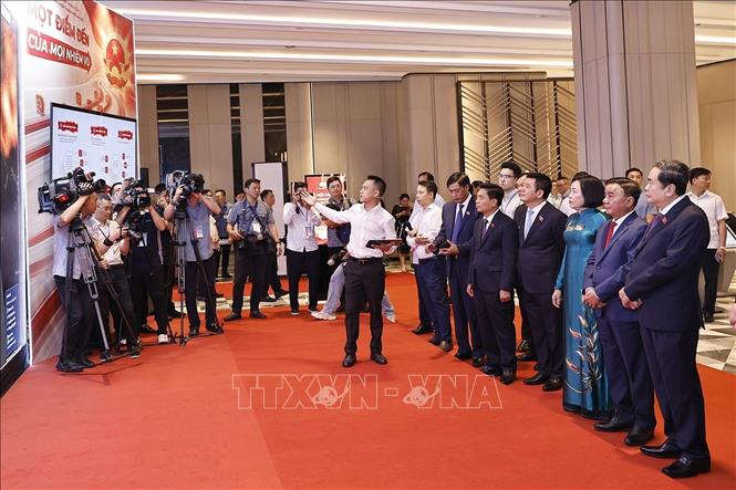 Chủ tịch Quốc hội Trần Thanh Mẫn và đại biểu nghe thuyết trình về đổi mới hoạt động của Hội đồng nhân dân TP Hà Nội. Ảnh: Doãn Tấn - TTXVN