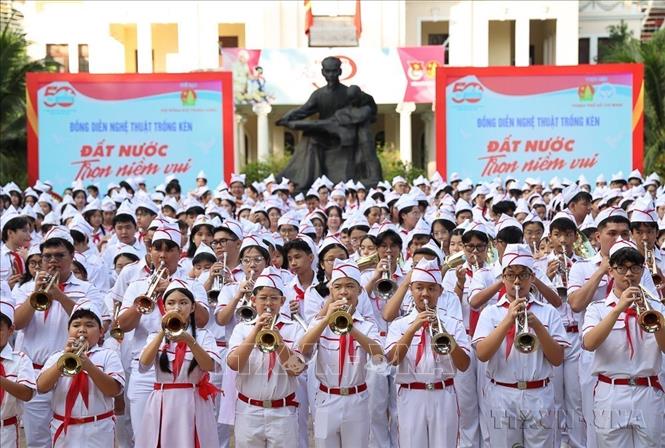 Các đội viên thể hiện kỹ năng thổi kèn tại buổi đồng diễn nghệ thuật trống kèn với chủ đề “Đất nước trọn niềm vui”. Ảnh: Thu Hương - TTXVN