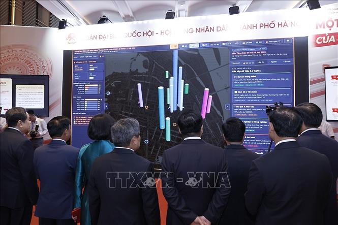 Chủ tịch Quốc hội Trần Thanh Mẫn và đại biểu nghe thuyết trình về đổi mới hoạt động của Hội đồng nhân dân TP Hà Nội. Ảnh: Doãn Tấn - TTXVN