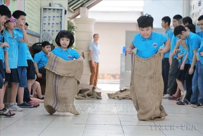 Hoạt động nhảy bao bố của học sinh trường tiểu học Bình Minh (Hà Nội) tại Ngày hội văn hóa thể thao chào mừng Ngày người khuyết tật Việt Nam. Ảnh: Lê Đông - TTXVN