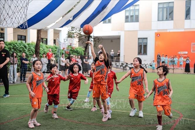 Trường Tiểu học Marie Curie II (phường Kiến Hưng, Hà Nội) tổ chức giải bóng rổ dành cho học sinh từ khối 1 đến khối 5, thu hút đông đảo học sinh tham gia, lan tỏa phong trào rèn luyện thân thể, nâng cao sức khỏe trong môi trường học đường. Ảnh: TTXVN