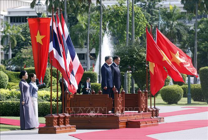 Tổng Bí thư, Chủ tịch nước Tô Lâm và Thủ tướng Thái Lan Anutin Charnvirakul trên bục danh dự, nghe Quân nhạc cử Quốc thiều hai nước. Ảnh: Thống Nhất – TTXVN
