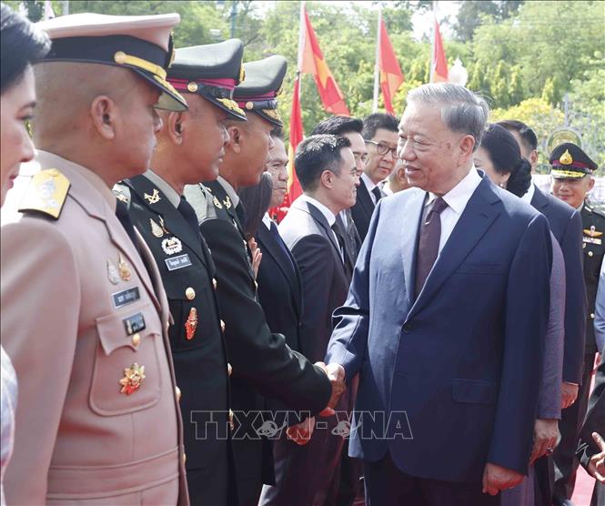 Tổng Bí thư, Chủ tịch nước Tô Lâm với thành viên đoàn đại biểu cấp cao Thái Lan dự Lễ đón. Ảnh: Thống Nhất – TTXVN