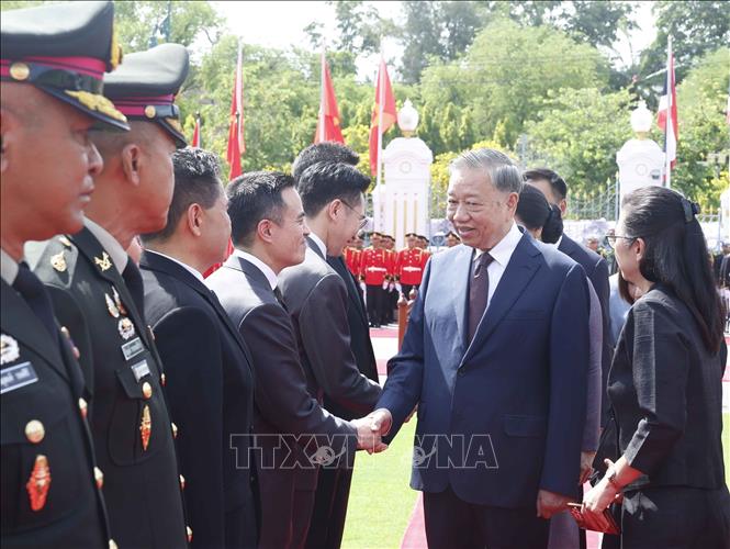 Tổng Bí thư, Chủ tịch nước Tô Lâm với thành viên đoàn đại biểu cấp cao Thái Lan dự Lễ đón. Ảnh: Thống Nhất – TTXVN