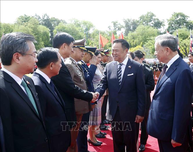 Tổng Bí thư, Chủ tịch nước Tô Lâm giới thiệu với Thủ tướng Anutin Charnvirakul thành viên đoàn đại biểu cấp cao Việt Nam dự Lễ đón. Ảnh: Thống Nhất – TTXVN