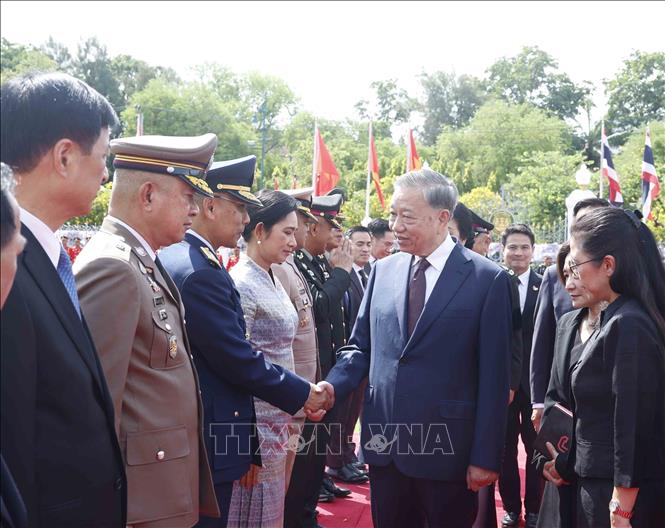 Tổng Bí thư, Chủ tịch nước Tô Lâm với thành viên đoàn đại biểu cấp cao Thái Lan dự Lễ đón. Ảnh: Thống Nhất – TTXVN