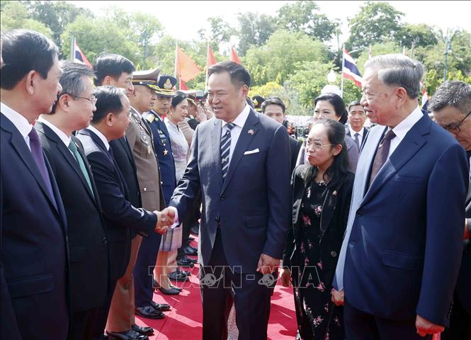 Tổng Bí thư, Chủ tịch nước Tô Lâm giới thiệu với Thủ tướng Anutin Charnvirakul thành viên đoàn đại biểu cấp cao Việt Nam dự Lễ đón. Ảnh: Thống Nhất – TTXVN