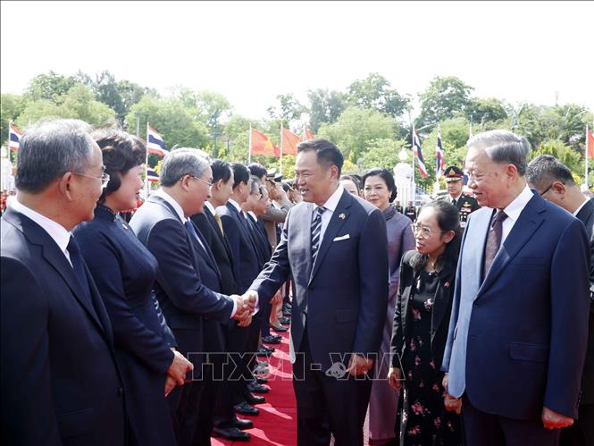 Tổng Bí thư, Chủ tịch nước Tô Lâm giới thiệu với Thủ tướng Anutin Charnvirakul thành viên đoàn đại biểu cấp cao Việt Nam dự Lễ đón. Ảnh: Thống Nhất – TTXVN
