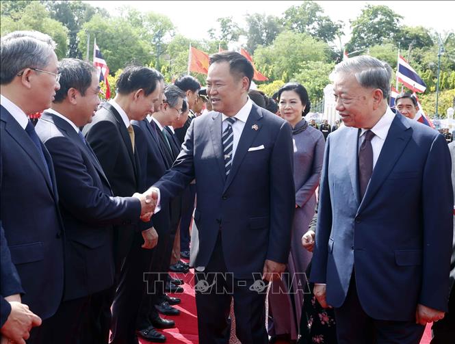 Tổng Bí thư, Chủ tịch nước Tô Lâm giới thiệu với Thủ tướng Anutin Charnvirakul thành viên đoàn đại biểu cấp cao Việt Nam dự Lễ đón. Ảnh: Thống Nhất – TTXVN