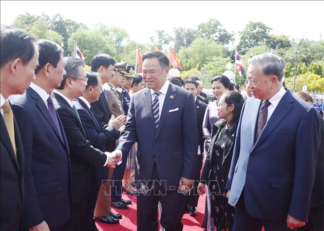 Tổng Bí thư, Chủ tịch nước Tô Lâm giới thiệu với Thủ tướng Anutin Charnvirakul thành viên đoàn đại biểu cấp cao Việt Nam dự Lễ đón. Ảnh: Thống Nhất – TTXVN
