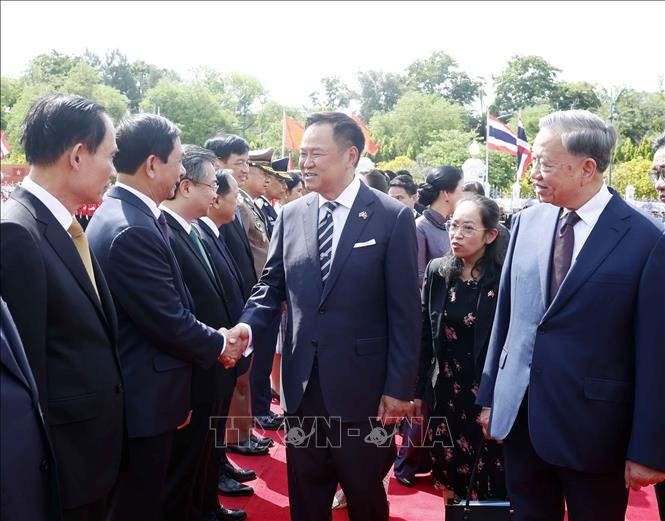 Tổng Bí thư, Chủ tịch nước Tô Lâm giới thiệu với Thủ tướng Anutin Charnvirakul thành viên đoàn đại biểu cấp cao Việt Nam dự Lễ đón. Ảnh: Thống Nhất – TTXVN