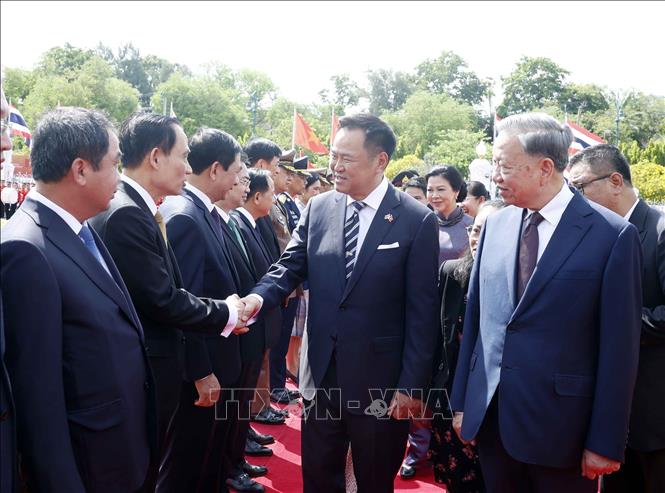 Tổng Bí thư, Chủ tịch nước Tô Lâm giới thiệu với Thủ tướng Anutin Charnvirakul thành viên đoàn đại biểu cấp cao Việt Nam dự Lễ đón. Ảnh: Thống Nhất – TTXVN