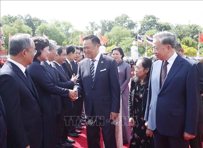 Tổng Bí thư, Chủ tịch nước Tô Lâm giới thiệu với Thủ tướng Anutin Charnvirakul thành viên đoàn đại biểu cấp cao Việt Nam dự Lễ đón. Ảnh: Thống Nhất – TTXVN