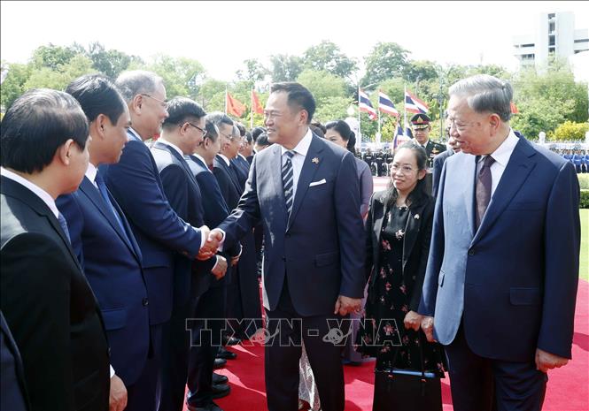 Tổng Bí thư, Chủ tịch nước Tô Lâm giới thiệu với Thủ tướng Anutin Charnvirakul thành viên đoàn đại biểu cấp cao Việt Nam dự Lễ đón. Ảnh: Thống Nhất – TTXVN