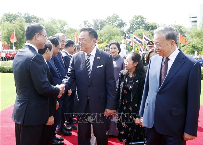Tổng Bí thư, Chủ tịch nước Tô Lâm giới thiệu với Thủ tướng Anutin Charnvirakul thành viên đoàn đại biểu cấp cao Việt Nam dự Lễ đón. Ảnh: Thống Nhất – TTXVN