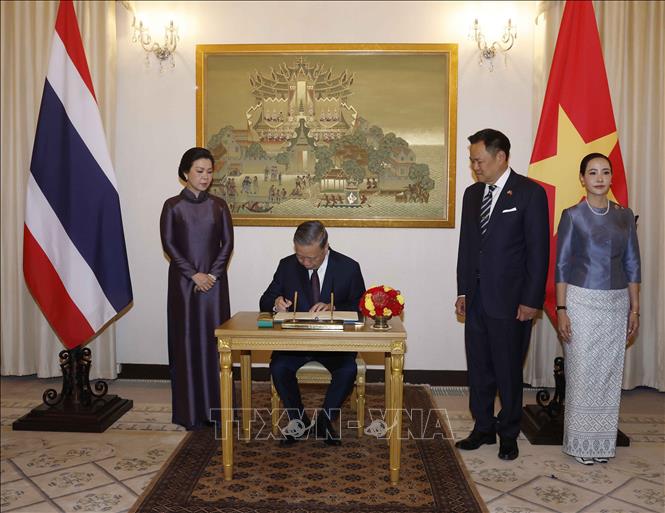 Tổng Bí thư, Chủ tịch nước Tô Lâm ký sổ lưu niệm. Ảnh: Thống Nhất – TTXVN