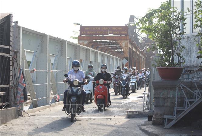 Các phương tiện lưu thông trên cầu Long Biên từ phía Gia Lâm, Bồ Đề, Long Biên vào khu vực nội đô. Ảnh: Nguyễn Thắng - TTXVN