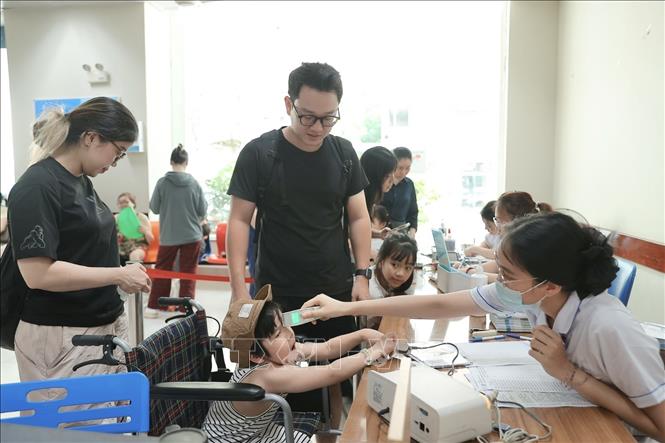 Bệnh nhi đến khám tại bệnh viện Nhi Trung ương. Ảnh: Minh Quyết - TTXVN