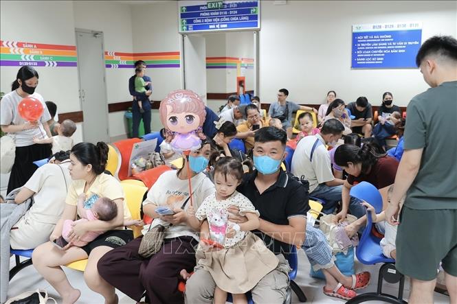 Mỗi ngày tại Khoa khám bệnh bệnh viện Nhi Trung ương khám cho hơn 1.500 bệnh nhi. Ảnh: Minh Quyết - TTXVN