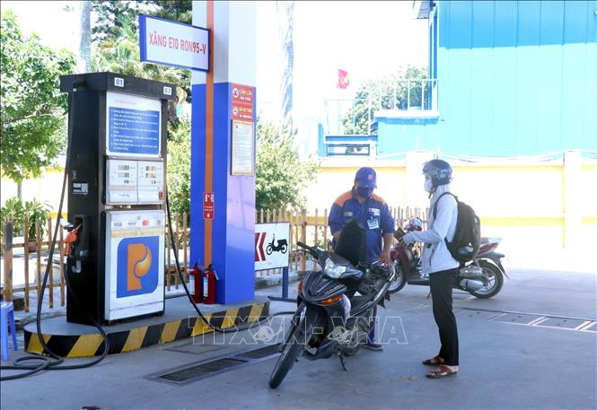 All Petrolimex stations in Hung Yen province are selling E10 biofuel. VNA Photo