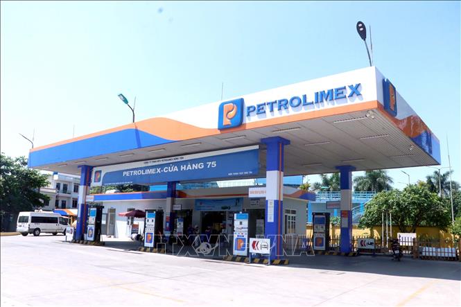 All Petrolimex stations in Hung Yen province are selling E10 biofuel. VNA Photo