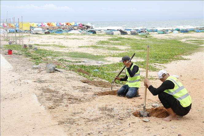 Đội ngũ công nhân triển khai thực hiện các hạng mục chỉnh trang khu vực bãi biển đá Ông Địa (phường Phú Thủy, Lâm Đồng). Ảnh: Nguyễn Thanh - TTXVN